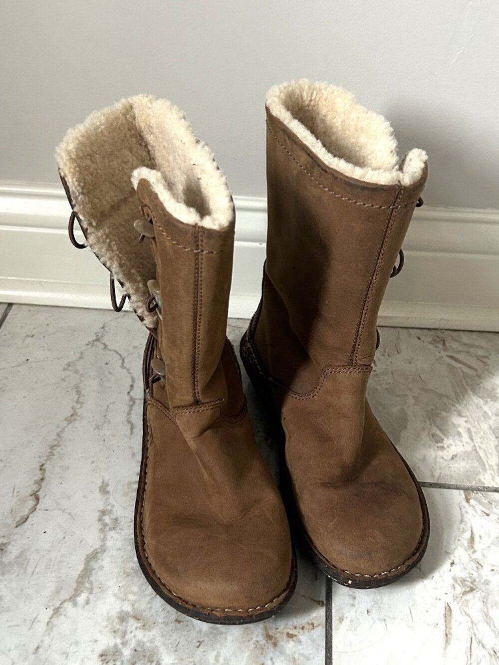 UGG Kona Womens 7 Brown Leather Sheepskin Toggle Mid Calf Boots 5156 F8712H